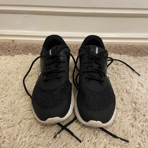 nikes - Picture 2 of 3